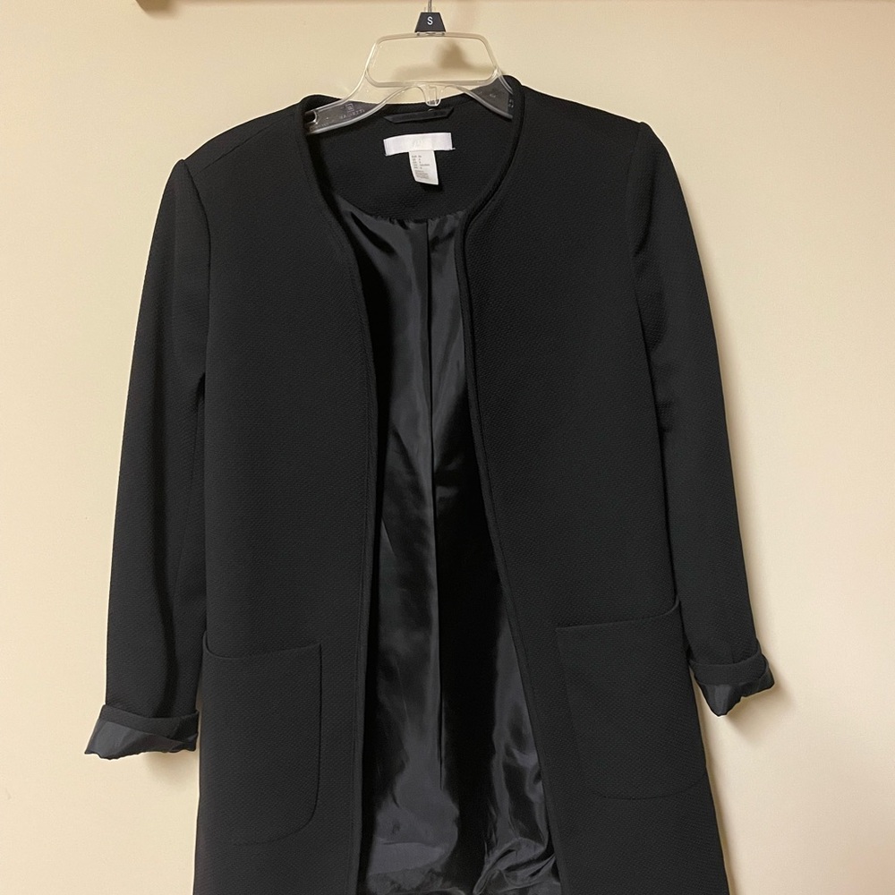 Black Buttonless Jacket Perfect For Layering - image 1
